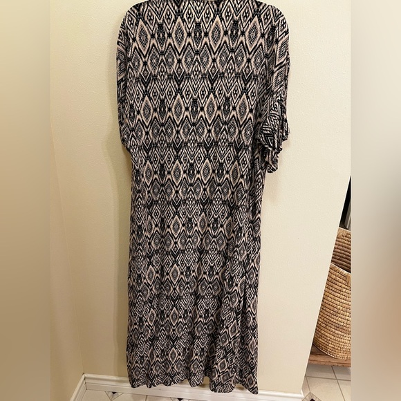 Turquoise Haven Black and White Geometric Patterned Women's Kimono - Picture 6 of 6